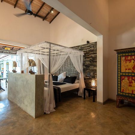 Tropical House - Jungleside Villa Хиккадува Номер фото